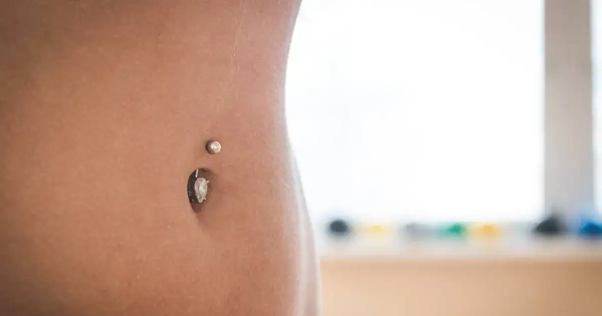 Gojenie kolczyka w pępku: Czas, pielęgnacja i powikłania