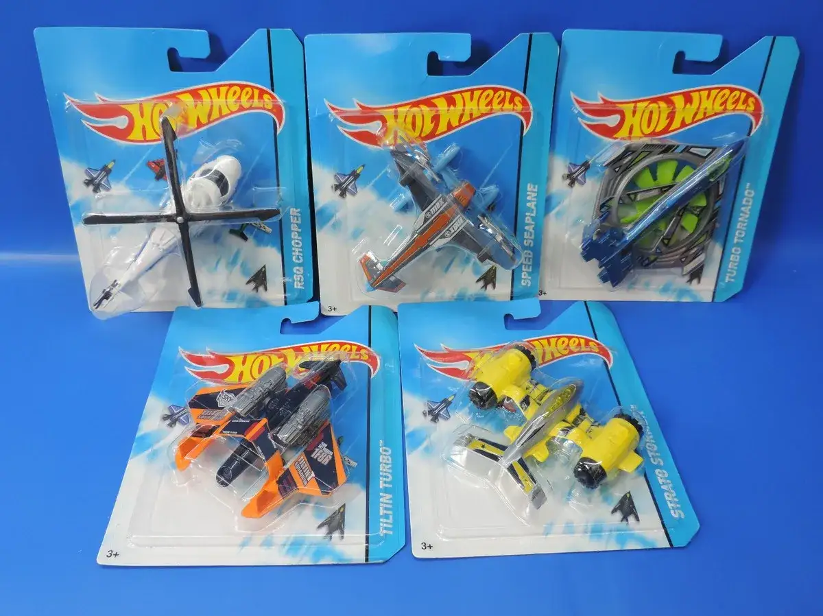 Kolekcja samolotów Hot Wheels: helikopter, wodnosamolot, samolot odrzutowy i dwa inne modele.