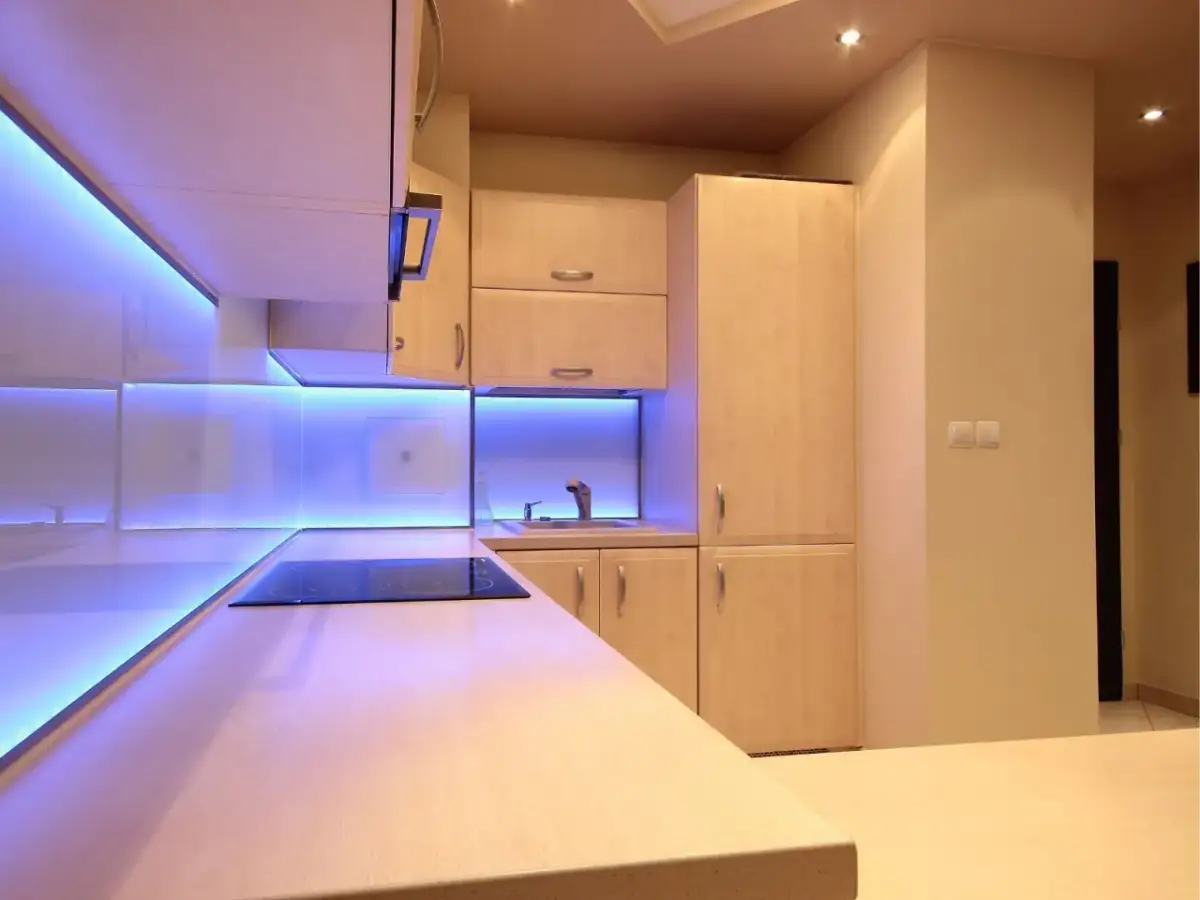 Jak zamontować taśmę LED pod szafkami kuchennymi bez błędów