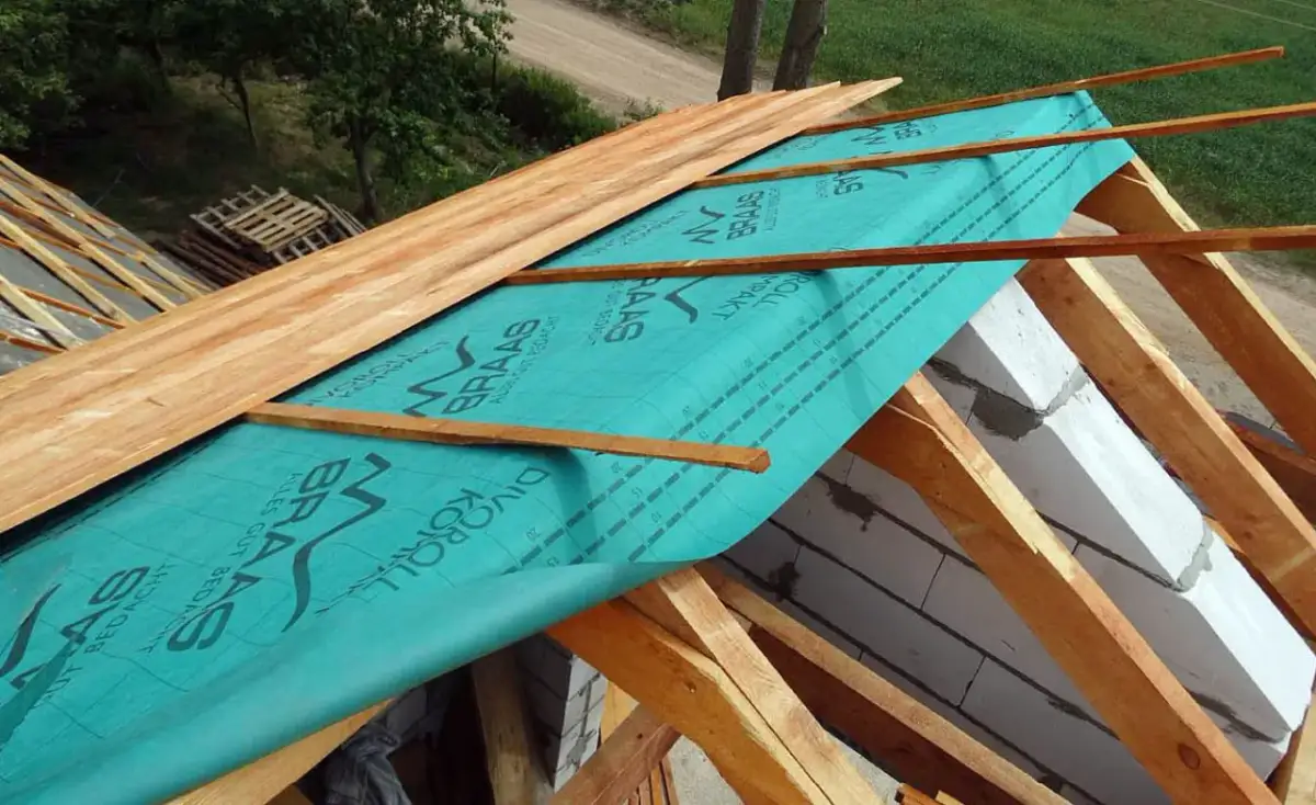 Czy deskować dach pod dachówkę? Odkryj zalety i koszty deskowania