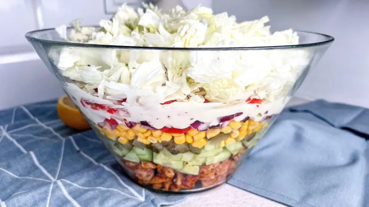 Warstwowa sałatka gyros w szklanej misie: kurczak, ogórek, kukurydza, cebula, papryka, sos i kapusta. Idealna na przyjęcie, łatwa do zrobienia.