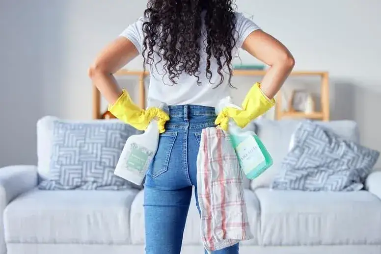 Jak wyczyścić kanapę z kurzu i uniknąć najczęstszych błędów