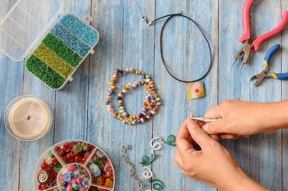 Jak zacząć robić biżuterię? Prosty przewodnik dla początkujących bez wydawania fortuny