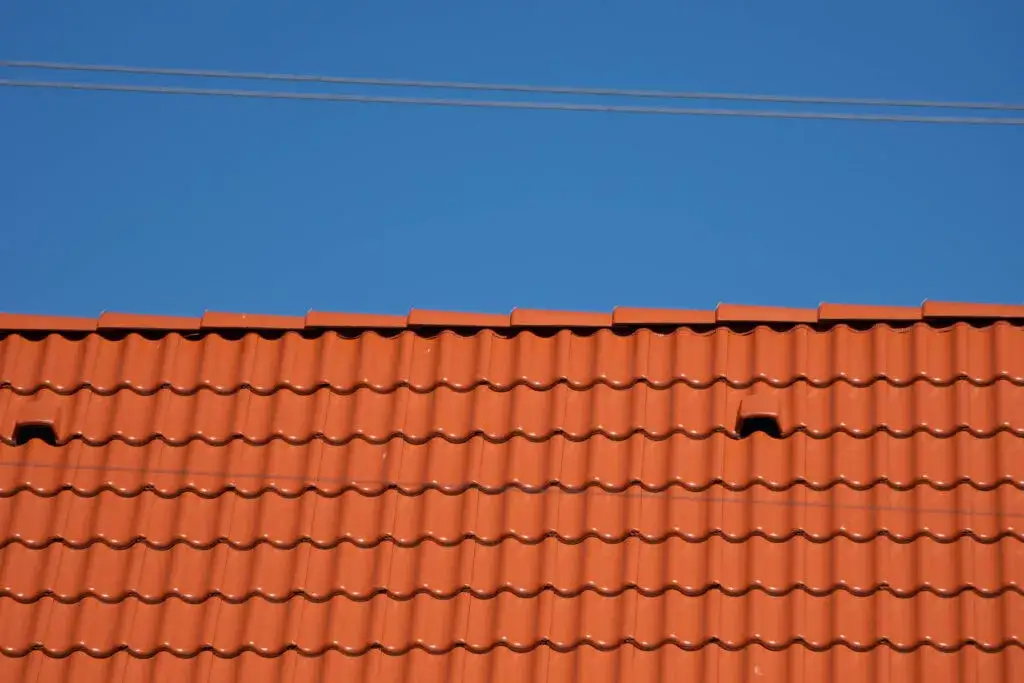 Dachówki wentylacyjne kiedy stosować? Kluczowe zasady i korzyści dla Twojego dachu