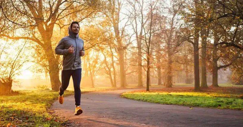 W czym biegać jesienią, aby czuć się komfortowo i uniknąć przeziębienia