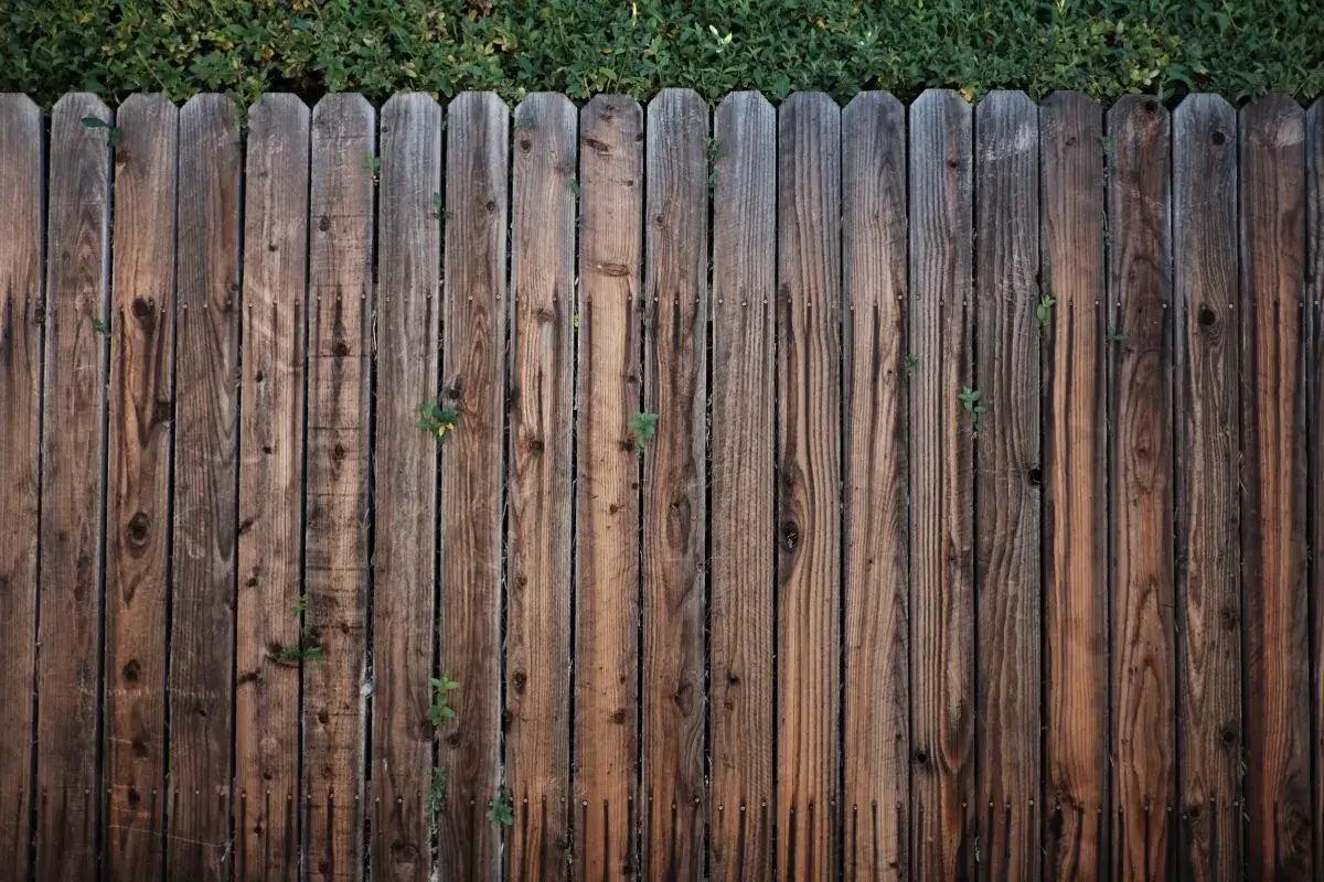 Jak zamontować płot drewniany - proste kroki, które musisz znać