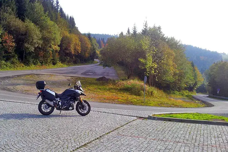 Najlepsze trasy motocyklowe w Mazurach - odkryj piękno regionu