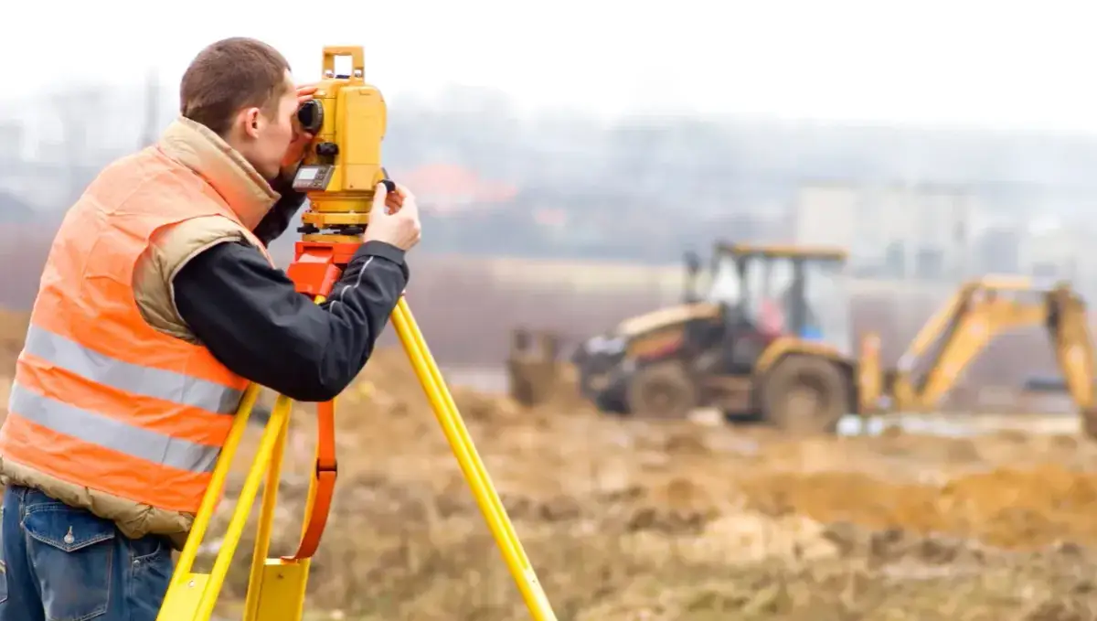Geodeta na budowie domu: 3 obowiązkowe etapy, koszty i pułapki