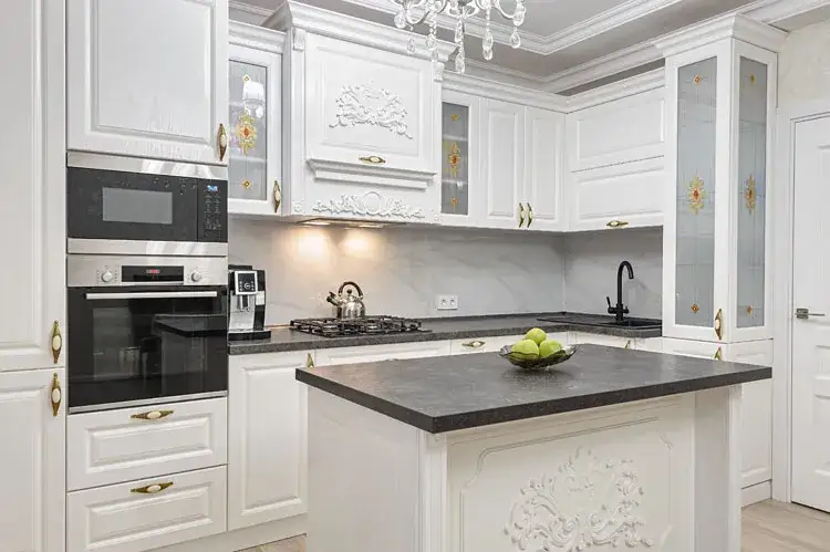 Jakie płytki wybrać do białej kuchni z czarnym blatem, aby zachwycały?