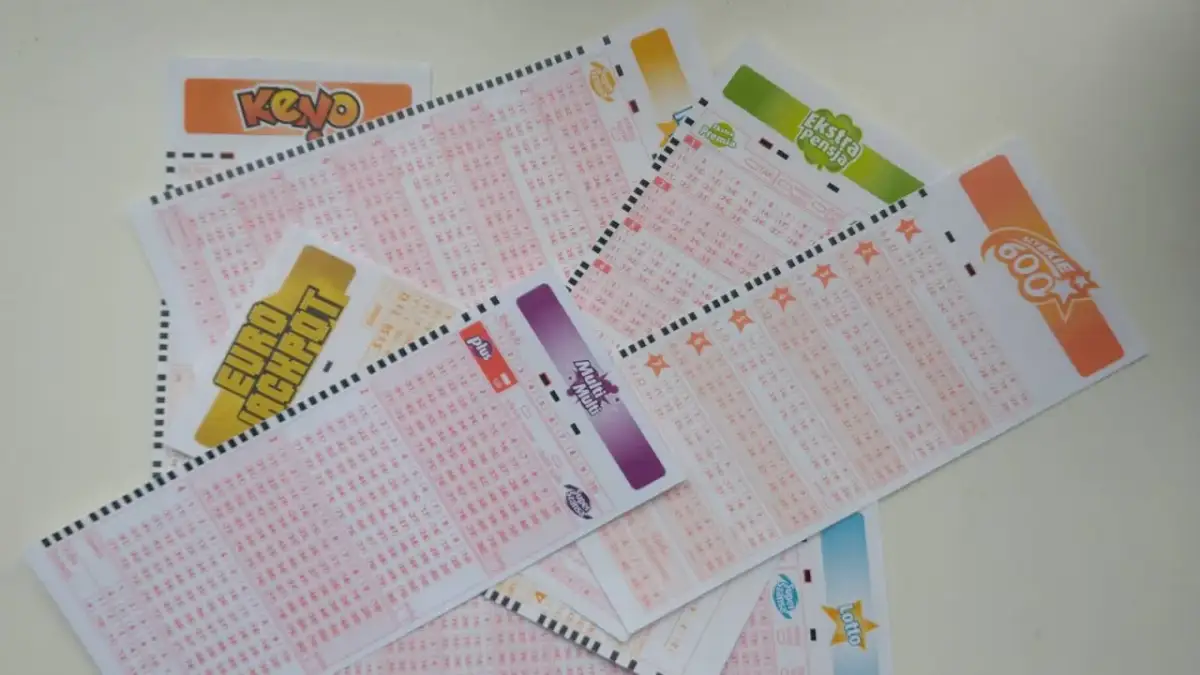 Kupony lotto, w tym Eurojackpot, Multi Multi i inne, leżą na stole. Zastanawiasz się, jak sprawdzać lotto z plusem? Te kupony to Twój pierwszy krok do wygranej!