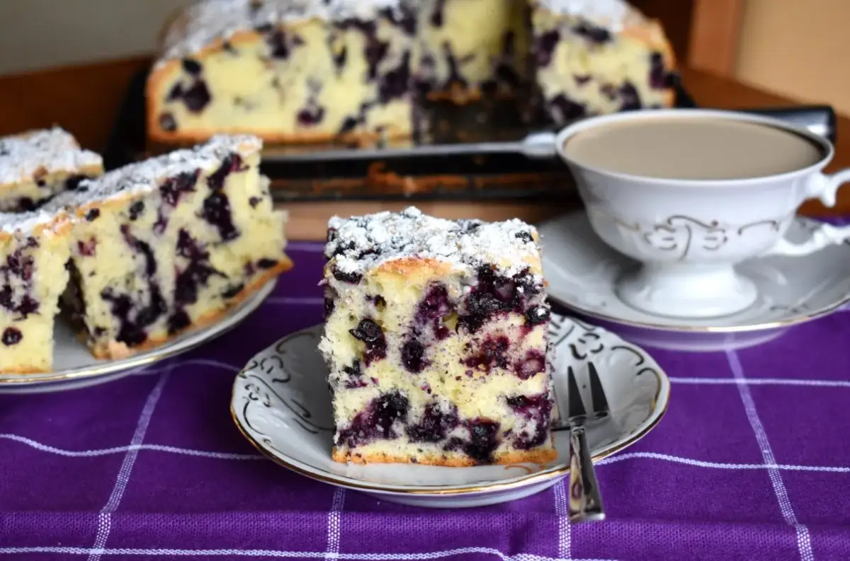 Prosty przepis na ciasto z jagodami mrożonymi, które zachwyca smakiem