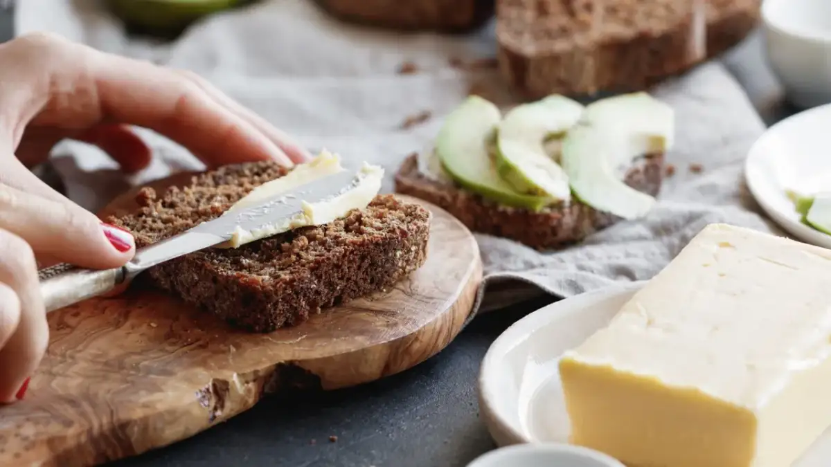 Czym zastąpić chleb? Odkryj zdrowe alternatywy i poczuj się lżej!