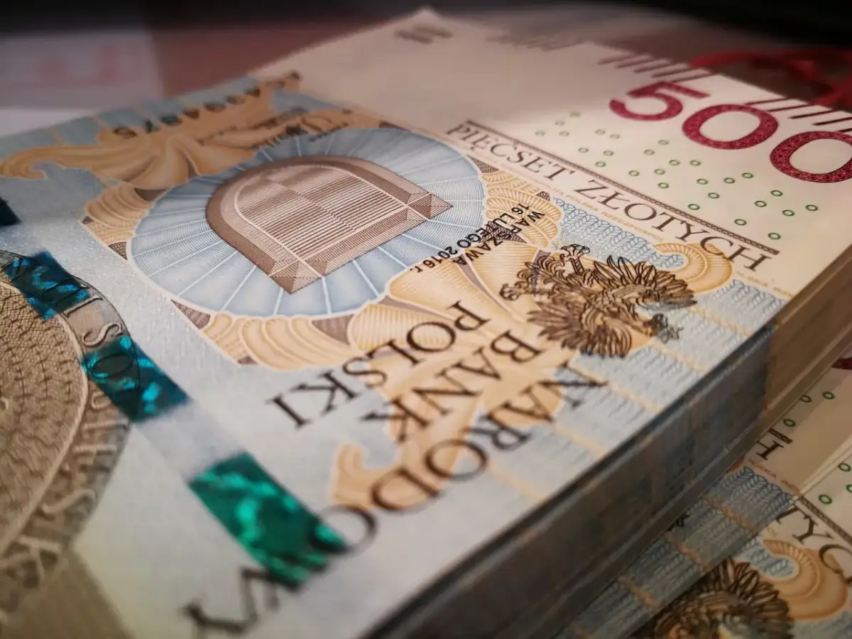 Stos polskich banknotów 500 złotych.