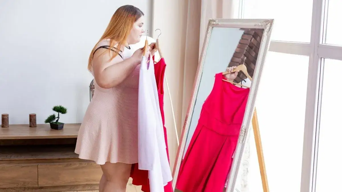 Kombinezon plus size: stylizacje, które wysmuklą i dodadzą pewności