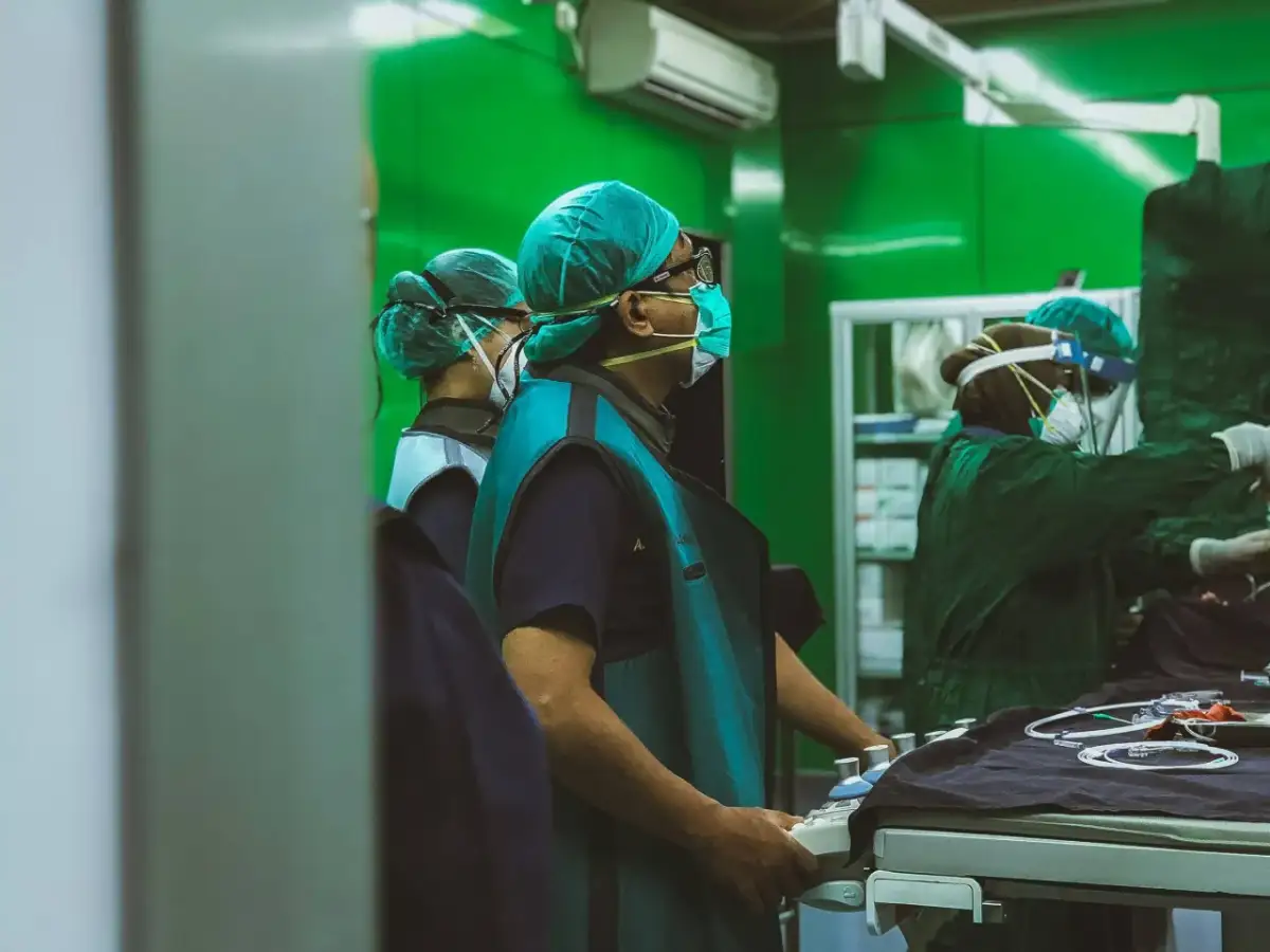 Chirurg plastyczny: Ile zarabia? Od 30 000 do 100 000+!