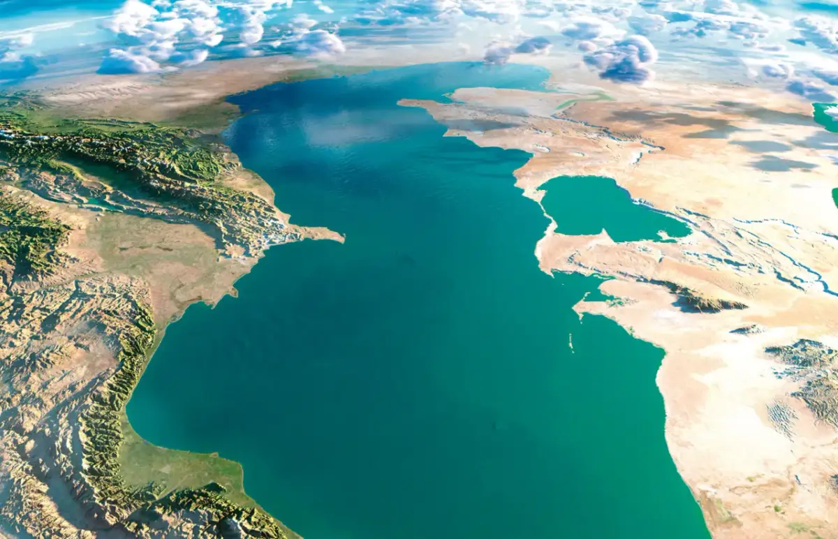 Widok z lotu ptaka na Morze Kaspijskie, otoczone suchymi lądami i górami.