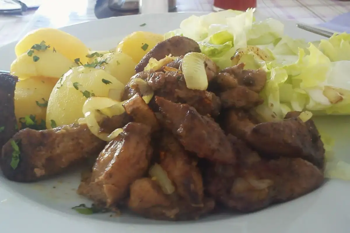 Wątróbka z kurczaka: Ile smażyć? Nigdy więcej twardej!