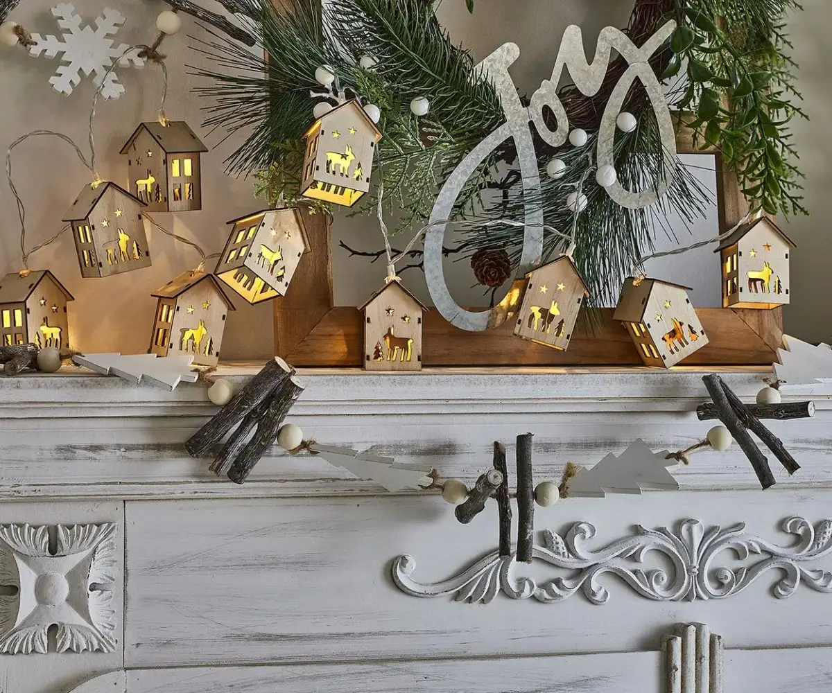 Jak zrobić choinkę na ścianie z lampek – proste kroki i porady