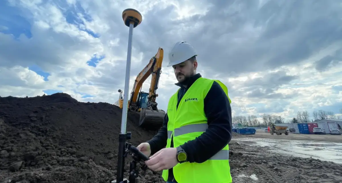 Fullcap vs Snapback: Jak wybrać? Poznaj kluczowe różnice!