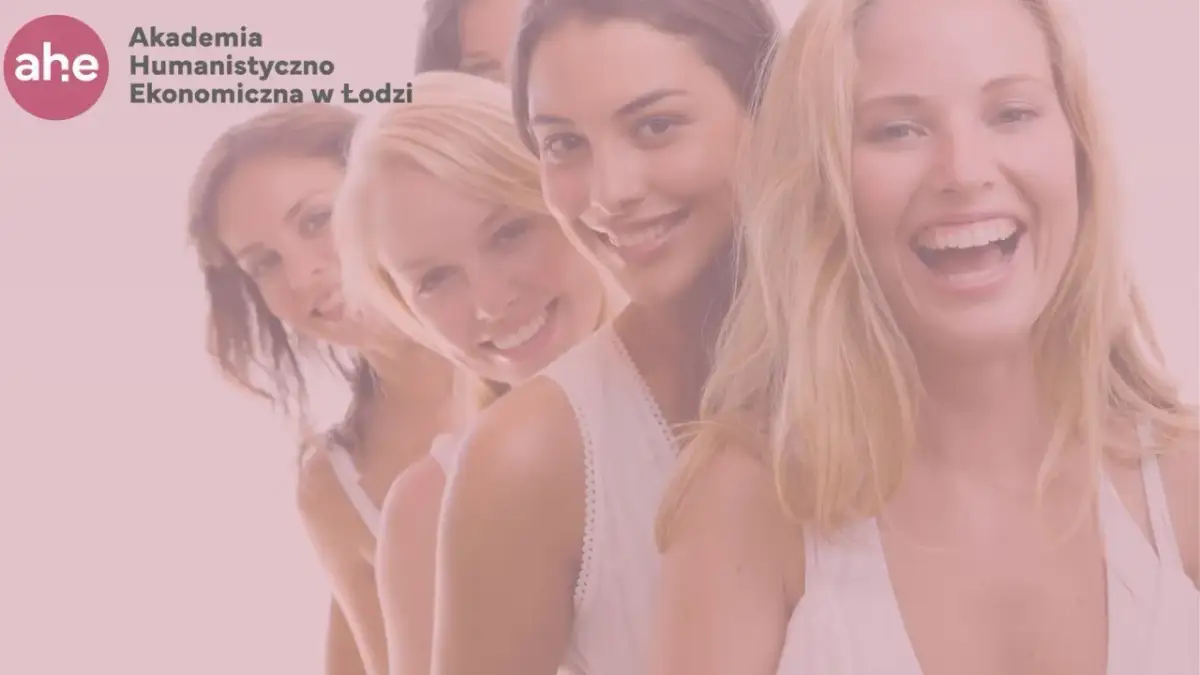 Uśmiechnięte kobiety, symbolizujące motyw kobiety w literaturze, na tle Akademii Humanistyczno-Ekonomicznej w Łodzi.