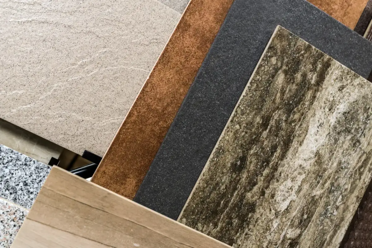 Próbki płytek ściennych: gres, glazura, imitacja drewna, kamienia i betonu.