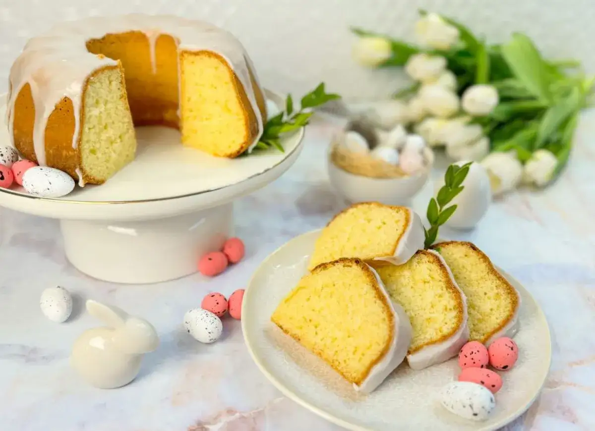 Puszyste ciasto z żółtek, udekorowane lukrem, z wielkanocnymi pisankami i zajączkiem.
