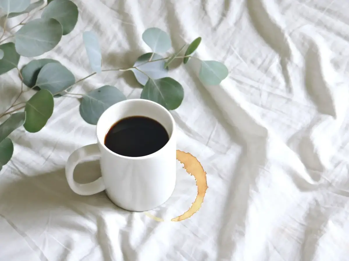 Jak skutecznie usunąć plamę z kawy z białej bluzki bez wysiłku