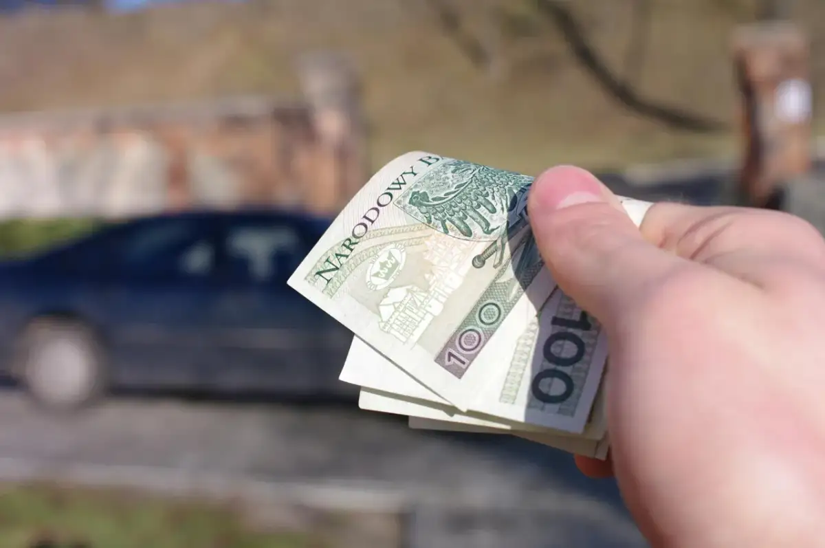 Gotówka na kupno auta za gotówkę. Czy urząd skarbowy będzie miał z tym problem? Zbliżenie na polskie banknoty 100 zł.