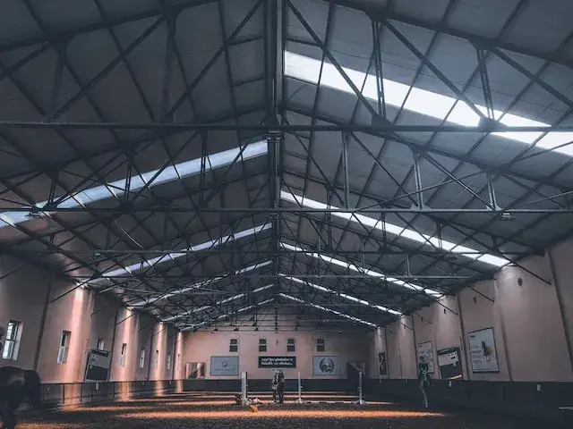 Czy hala namiotowa jest budynkiem? Poznaj prawne aspekty i konsekwencje