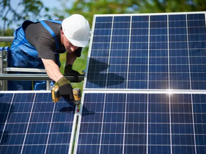 Jakie uprawnienia potrzebne do montażu fotowoltaiki w Polsce? Zobacz wymagania!