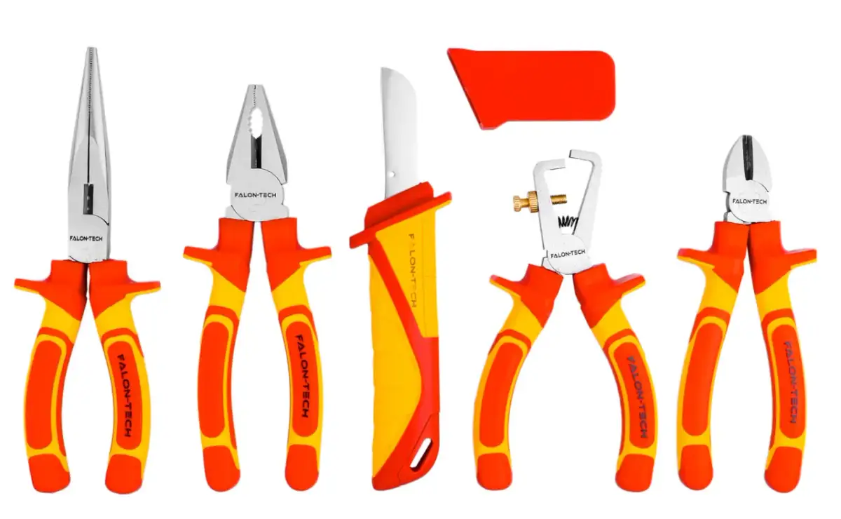 Narzędzia elektryczne marki Falon Tech: kombinerki, szczypce, nóż izolacyjny, ściągacz izolacji i obcinaczki. Falon Tech to firma oferująca profesjonalne narzędzia.