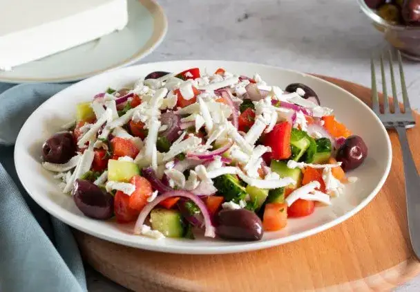 Jaki ser najlepiej pasuje do sałatki szopskiej? Sprawdź najlepsze opcje.