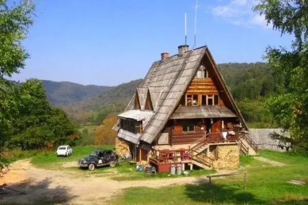 Bacówka pod Małą Rawką: Twój przewodnik po Bieszczadach co musisz wiedzieć?