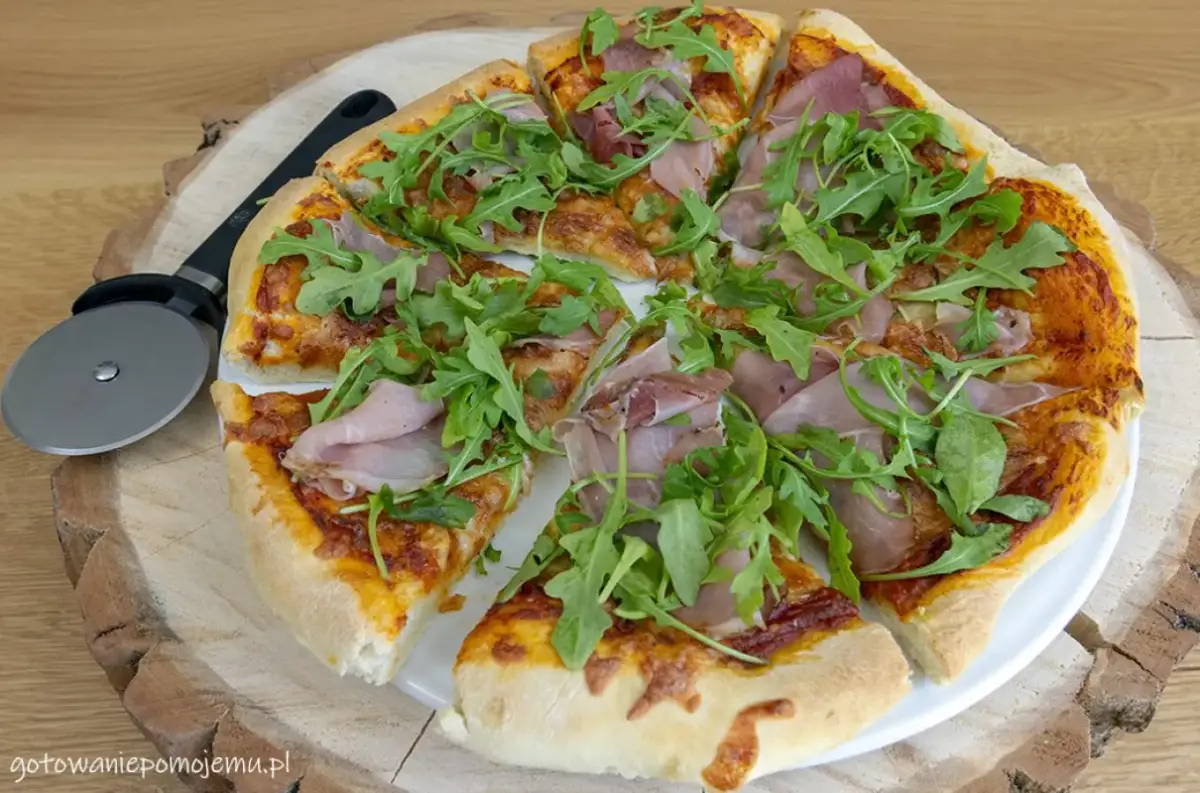 Domowa pizza krok po kroku: Przepis jak z pizzerii