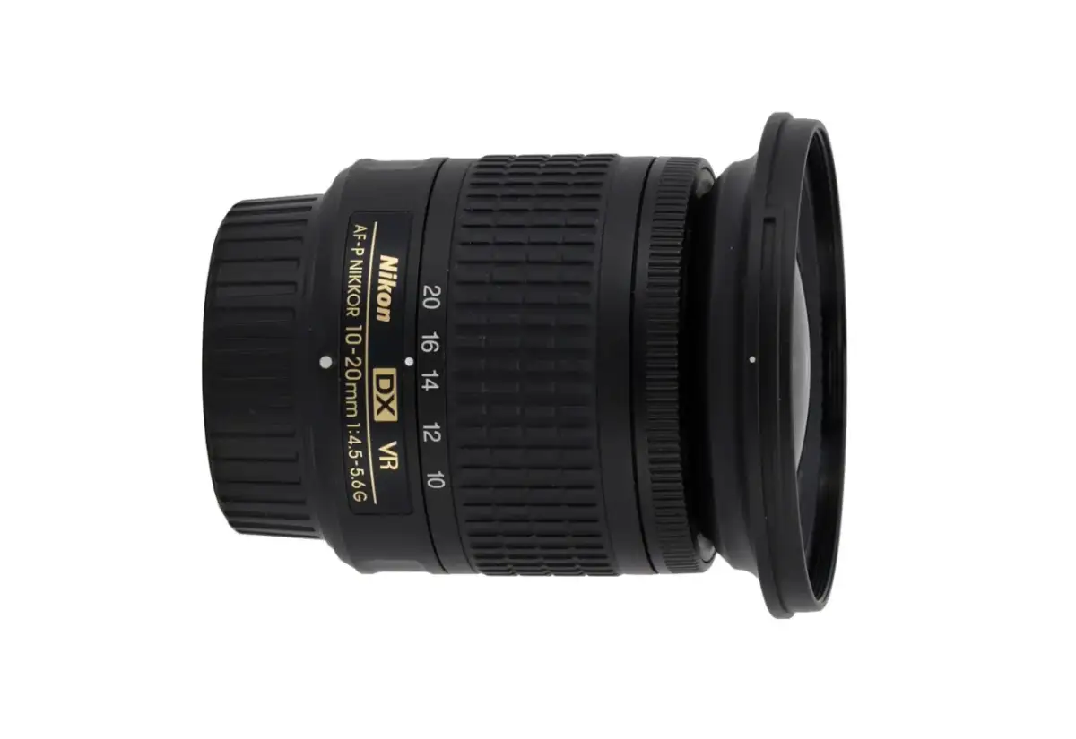 Obiektyw Nikon AF-P NIKKOR 10-20mm f/4.5-5.6G DX VR na białym tle.
