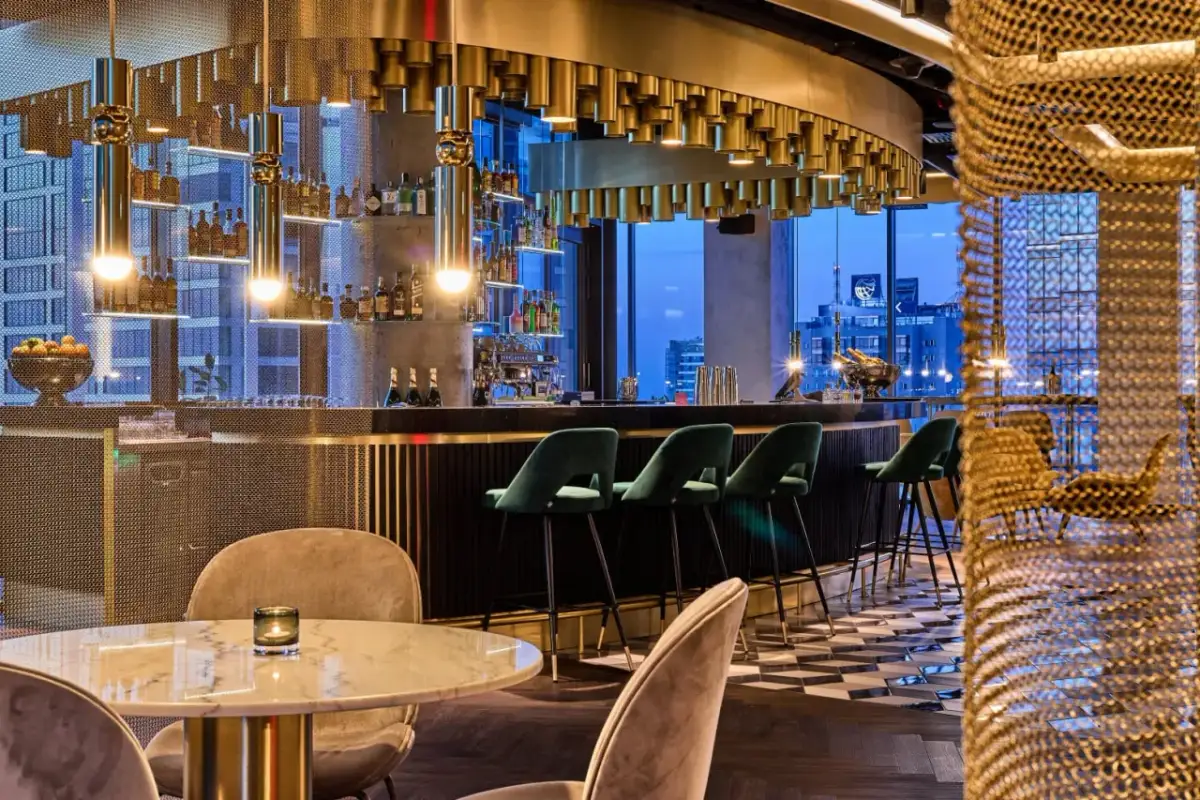 Najlepsze bary na dachu w Warszawie z niezapomnianymi widokami