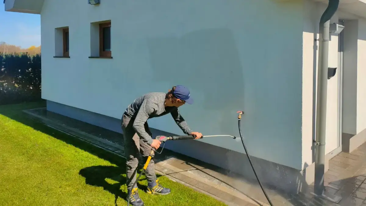 Jak skutecznie umyć elewację akrylową bez ryzyka uszkodzeń