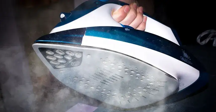 Jak wyczyścić żelazko z przyklejonego materiału? Sprawdzone sposoby