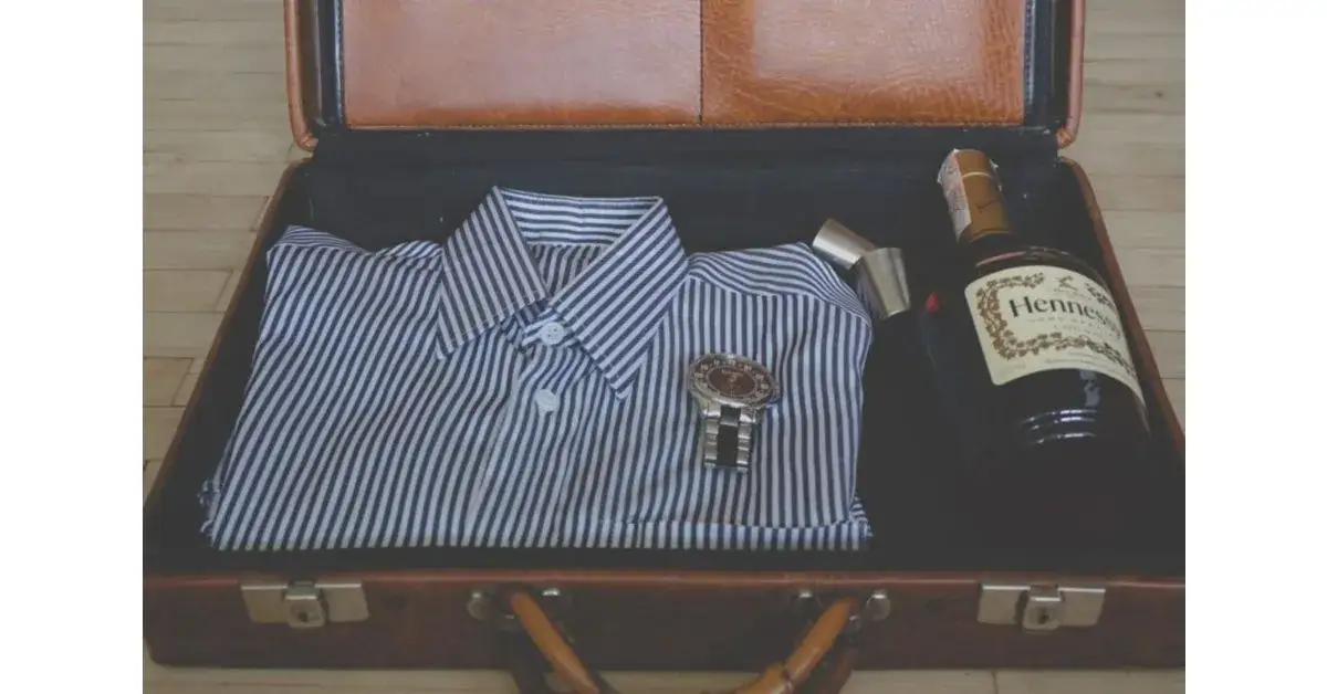 Jak złożyć koszulę do walizki, aby uniknąć zagnieceń i zaoszczędzić miejsce
