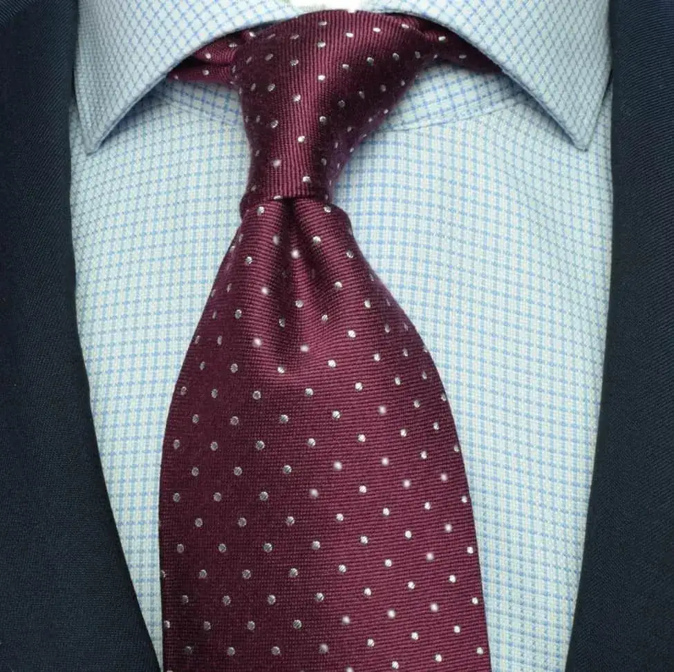 Jaki krawat do koszuli w kropki – uniknij modowych faux pas