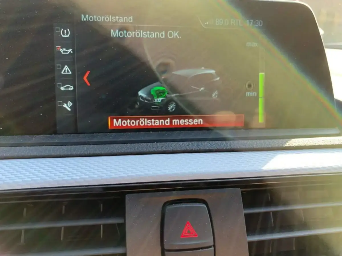 BMW F21 Display zeigt Motorölstand OK mit Messbalken und Auto-Symbol.
