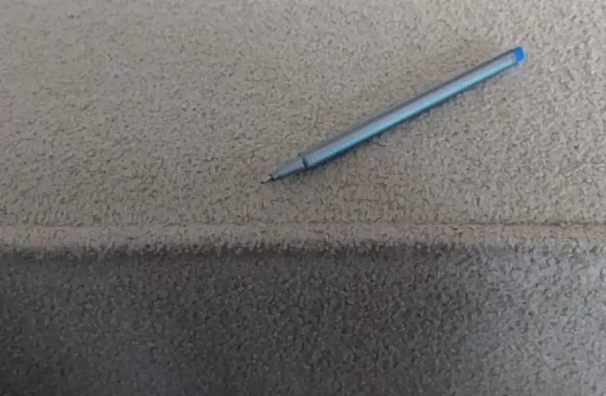 Skuteczne metody na to, jak wyczyścić długopis z kanapy bez szkód
