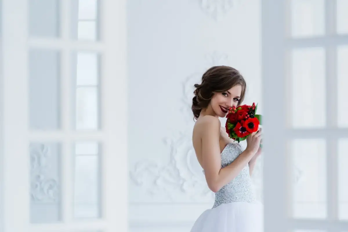 Jak dopasować suknię ślubną, aby wyglądać zjawiskowo i czuć się komfortowo