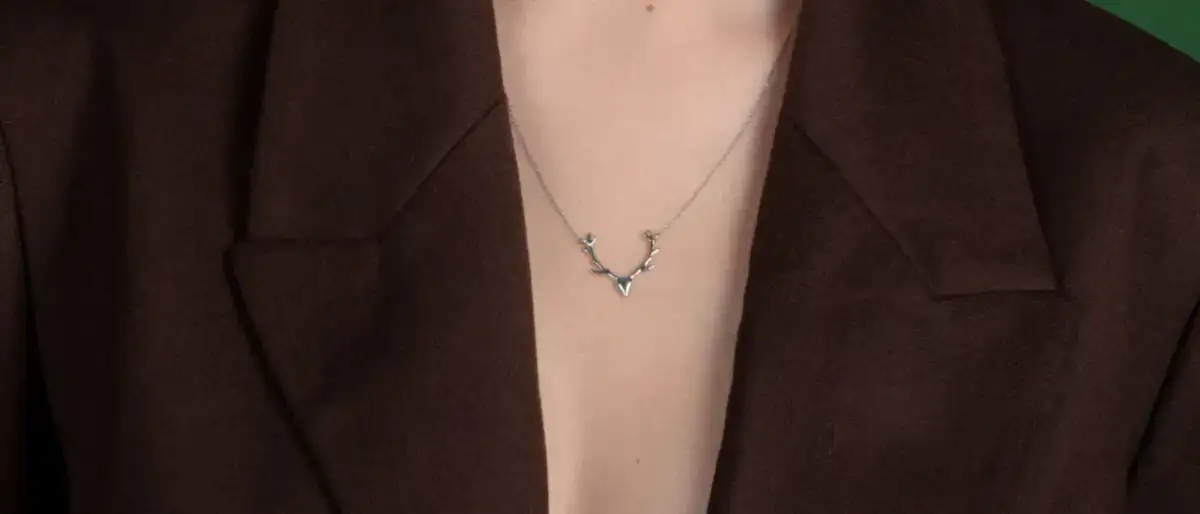 Jaki naszyjnik do dekoltu V, aby podkreślić Twoją urodę?