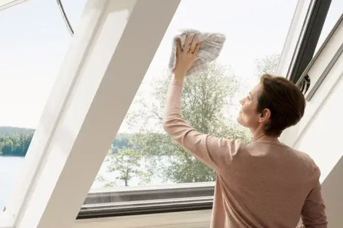 Jak myć okna na poddaszu: proste metody i bezpieczeństwo pracy
