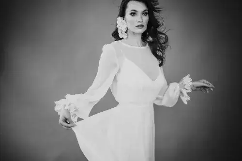 Jakie dodatki do sukni ivory podkreślą jej elegancję i styl?