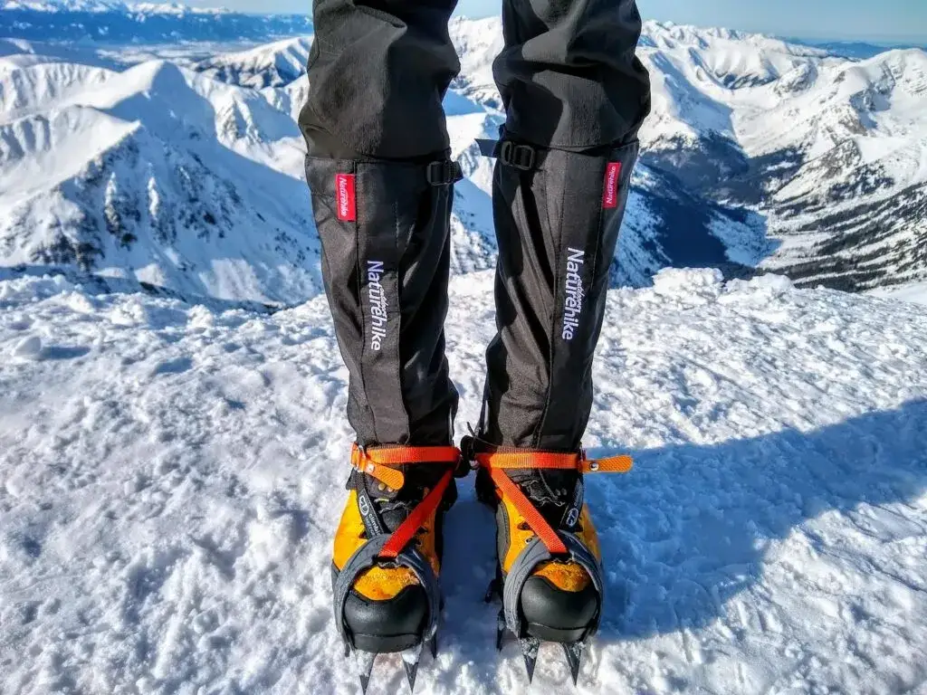 Buty do kombinezonu: Szpilki, płaskie, sneakersy? Wybierz mądrze!