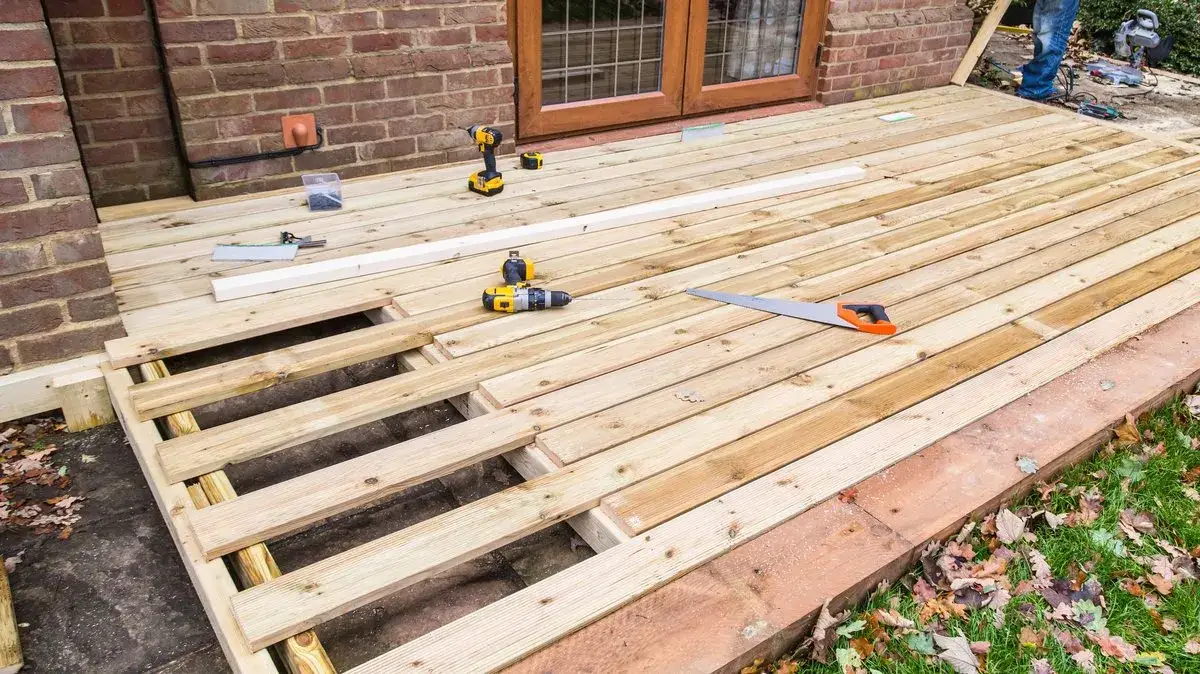 Taras drewniany: Ile kosztuje? Cennik i porady (350-1000 zł/m²)