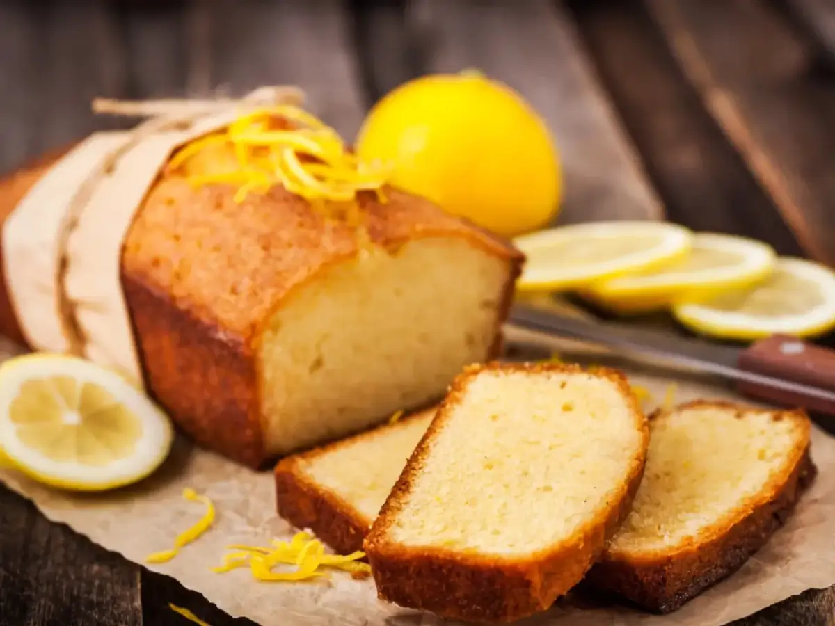 Babka piaskowa Ani Gotuje, pachnąca cytryną, z plasterkami owocu i skórką na drewnianym tle.