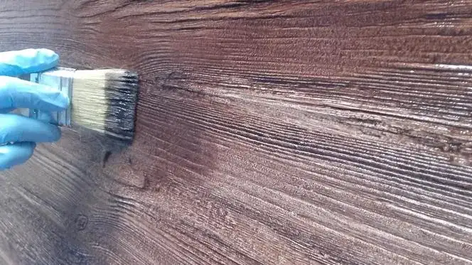 Tynk dekoracyjny jak drewno – trwałe rozwiązanie bez kłopotów z drewnem